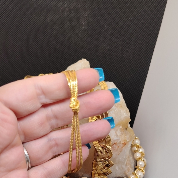 Gold Tone Jewelry Lot. 3 Necklaces. Bracelet, Brooch And Ring. - Picture 5 of 7